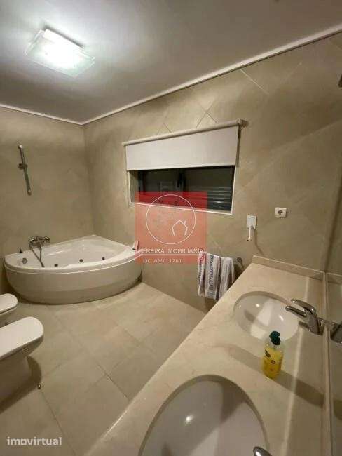 T3 com 200m², cozinha equipada e localização privilegiada - Grande imagem: 4/18