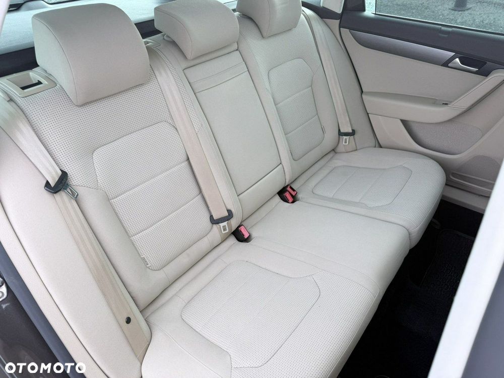 Volkswagen Passat - 33