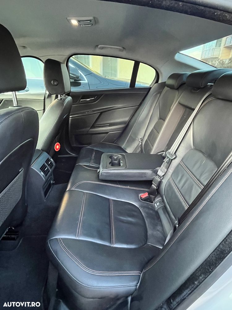 Jaguar XE 2.0 Prestige - 15