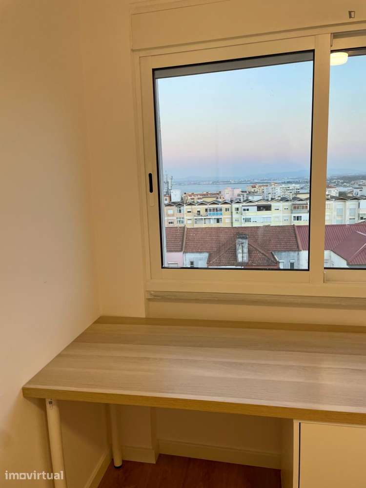 Quarto - localizado em Almada Lisbon - Grande imagem: 2/13