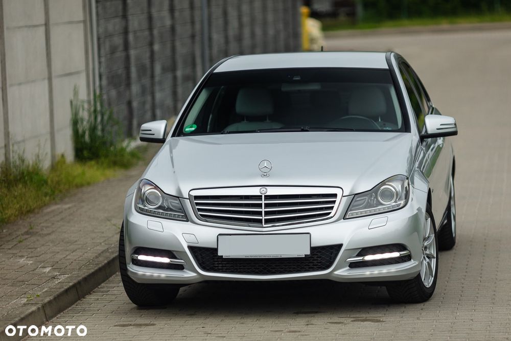 Mercedes-Benz Klasa C 200 CGI BlueEff Elegance - 2