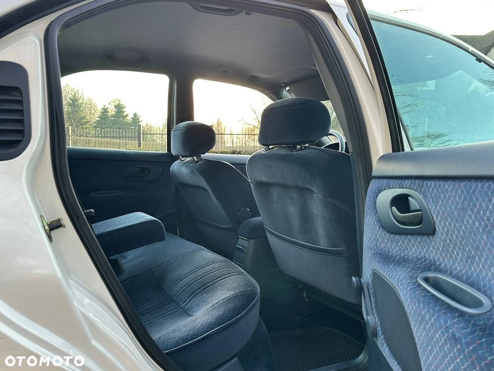 Ford Mondeo 1.6 CLX - 6