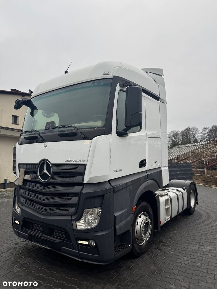 Mercedes-Benz 1845 opony 80% stan bardzo dobry - 1