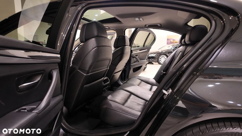 BMW Seria 5 530d Luxury Line - 32