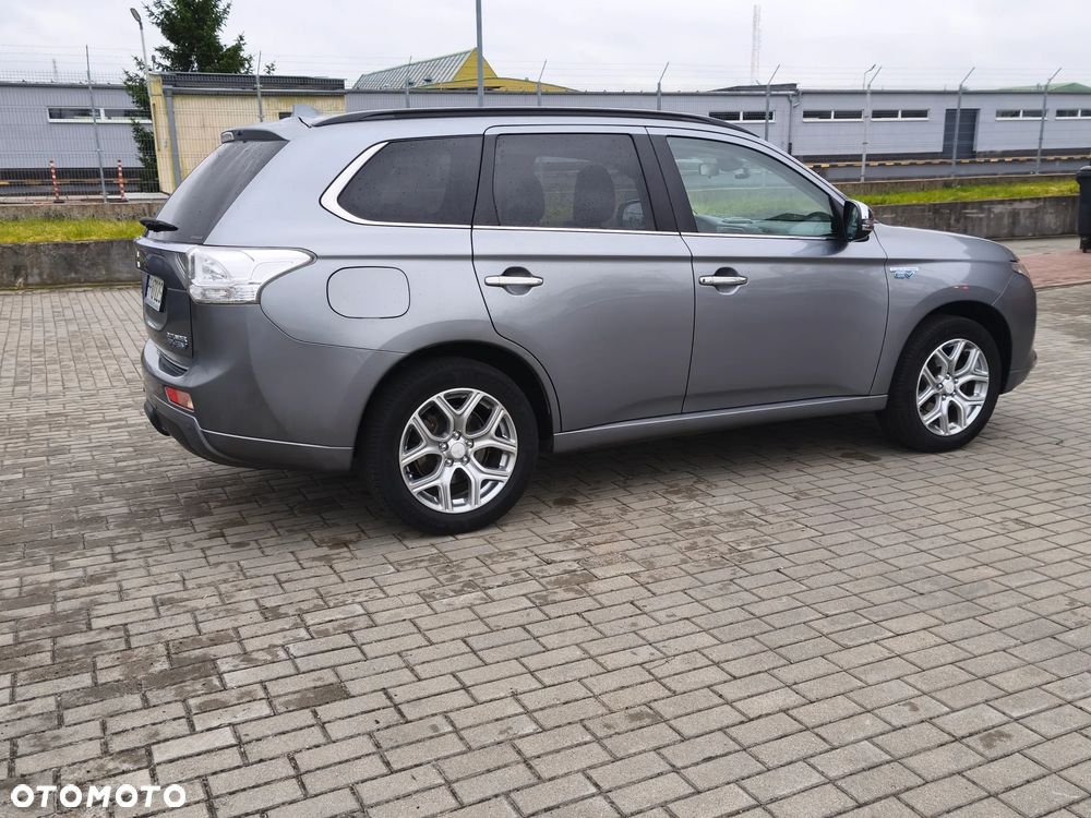 Mitsubishi Outlander Instyle NAVI + - 9