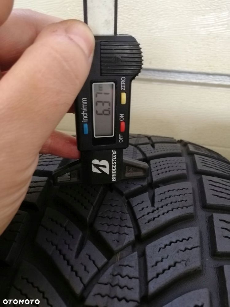 Opony zimowe 215/65 R 17 Goodyear Ultragrip Performance  SUV - 4