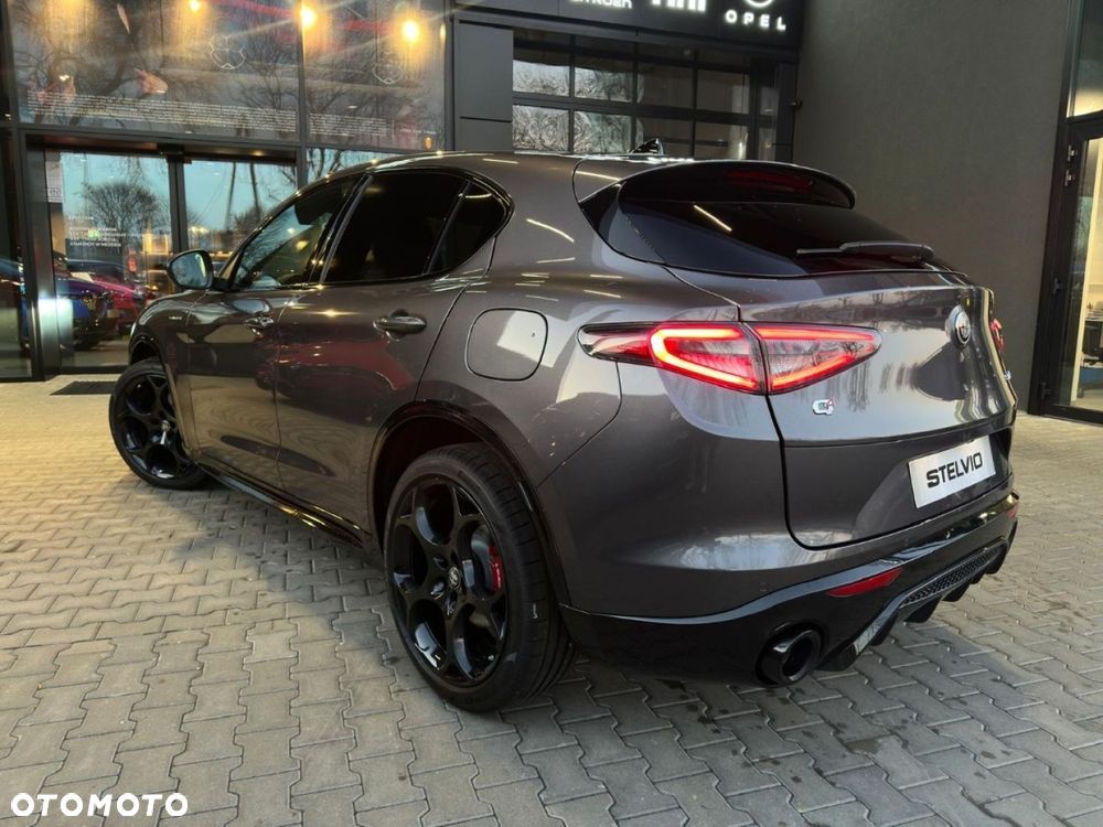 Alfa Romeo Stelvio - 8