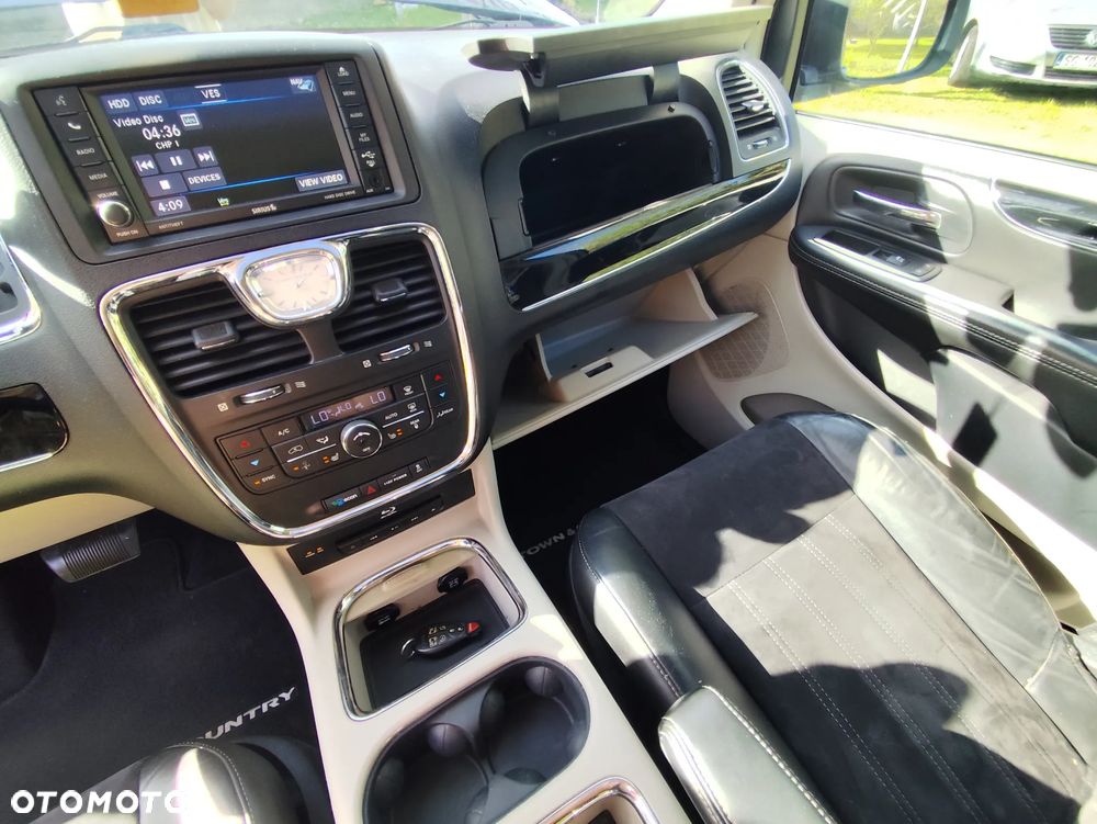 Chrysler Town & Country 3.6 Limited - 17