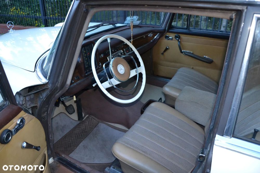 Mercedes-Benz W111 - 11