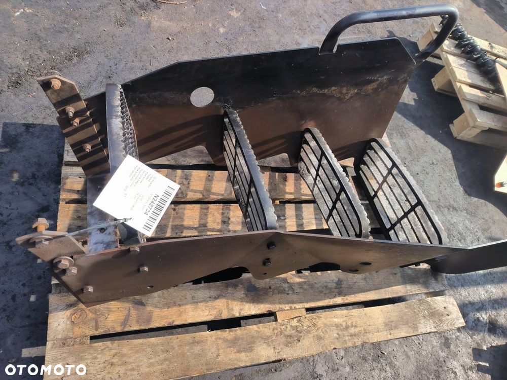 STOPIEŃ LEWY NEW HOLLAND T8.390 - 5