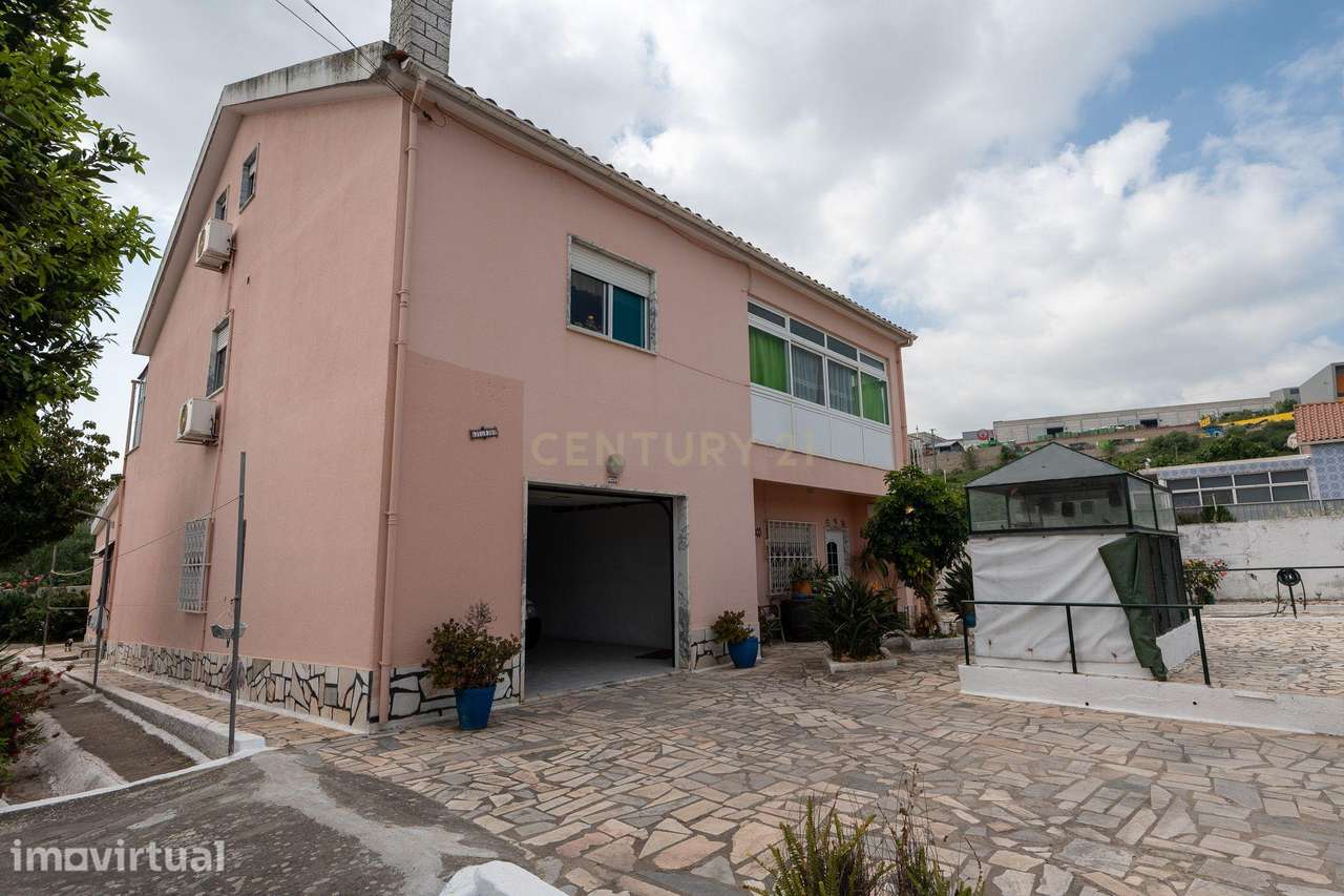 Moradia T4+4 com Piscina, Armazém e Terreno de 1056m² em Zona Tranquil - Grande imagem: 3/60