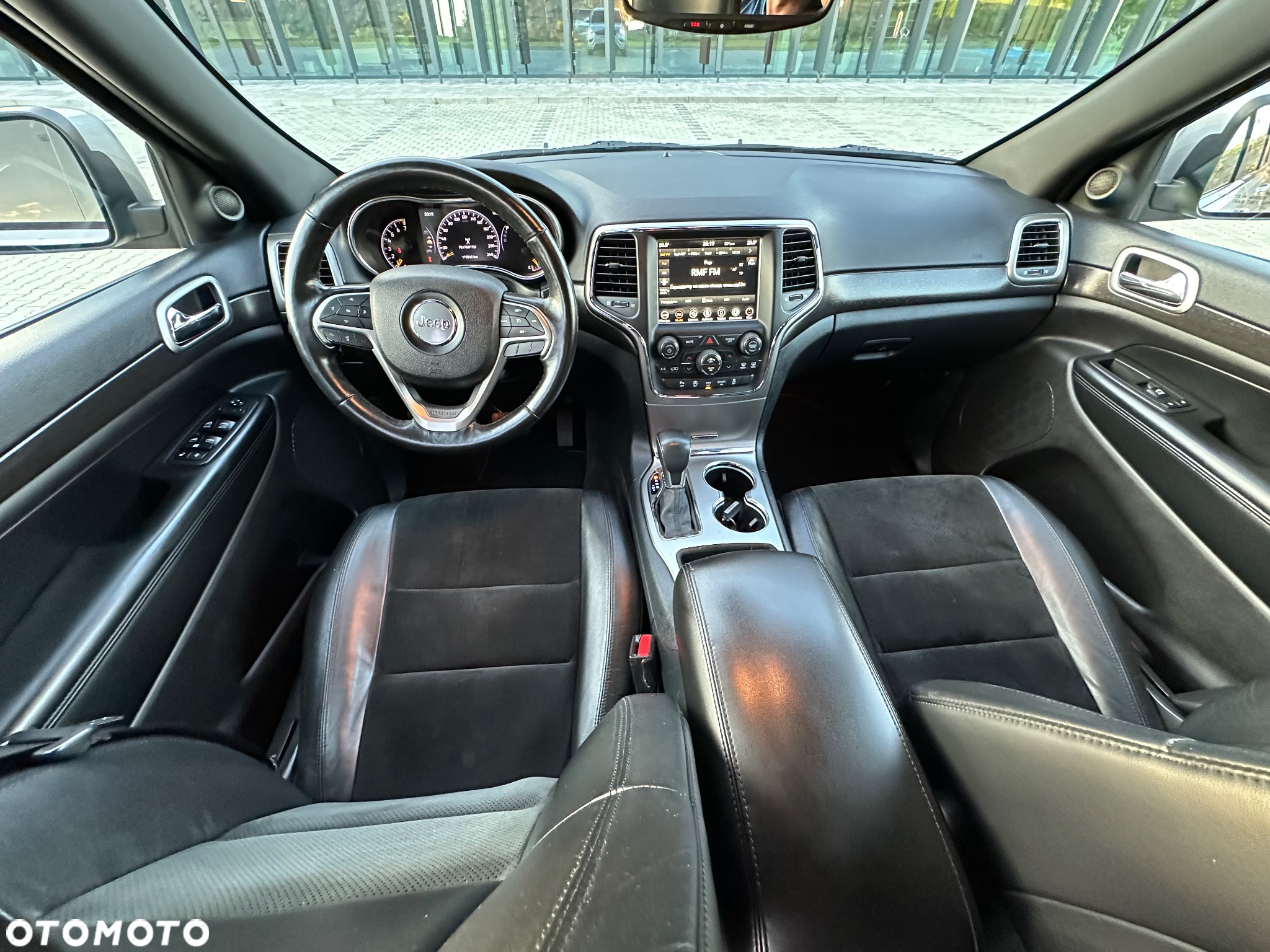 Jeep Grand Cherokee - 25