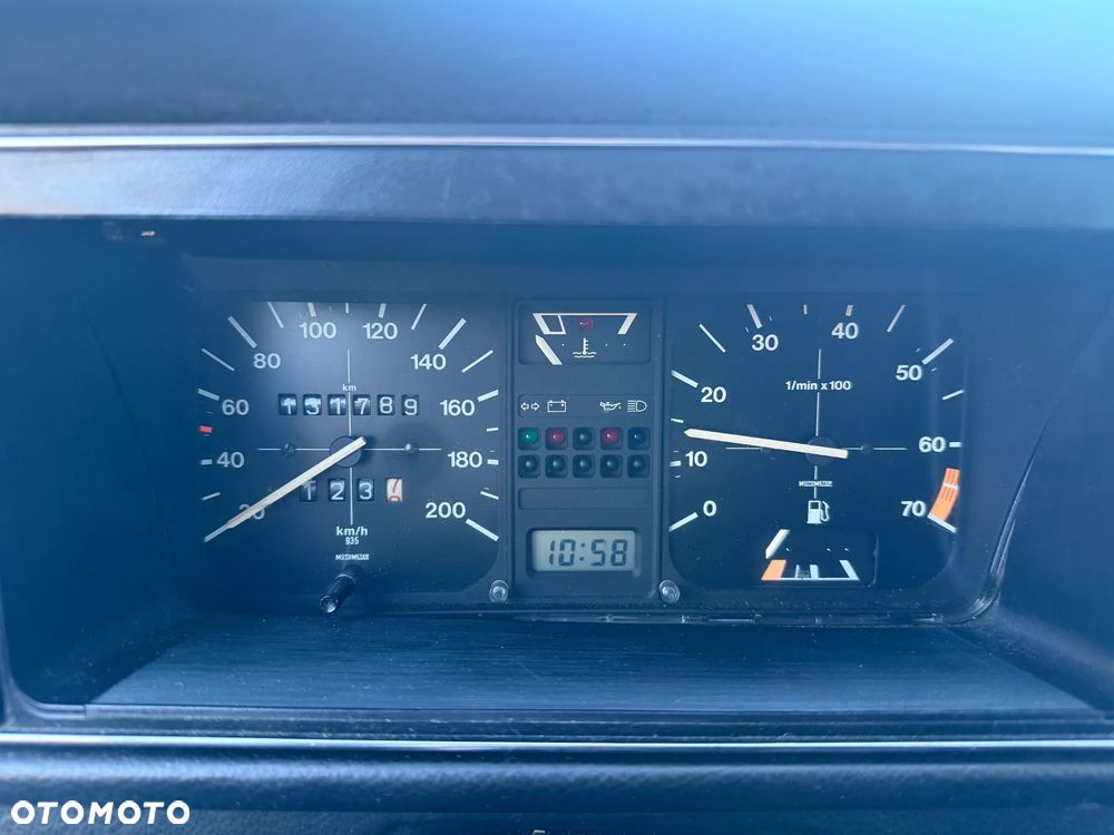 Volkswagen Golf 1.1 L - 8