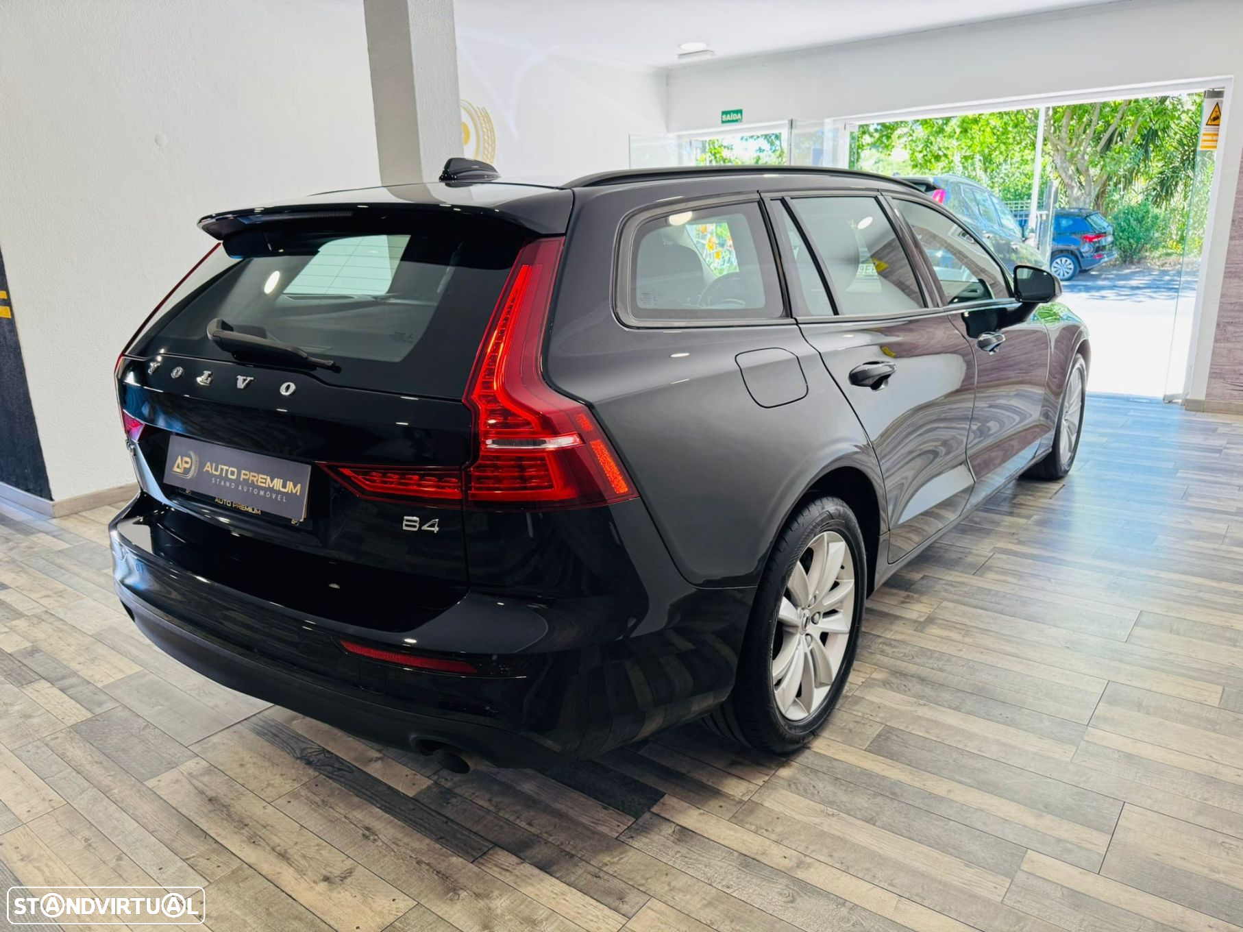 Volvo V60 2.0 B4 Momentum Core Geartronic - 7