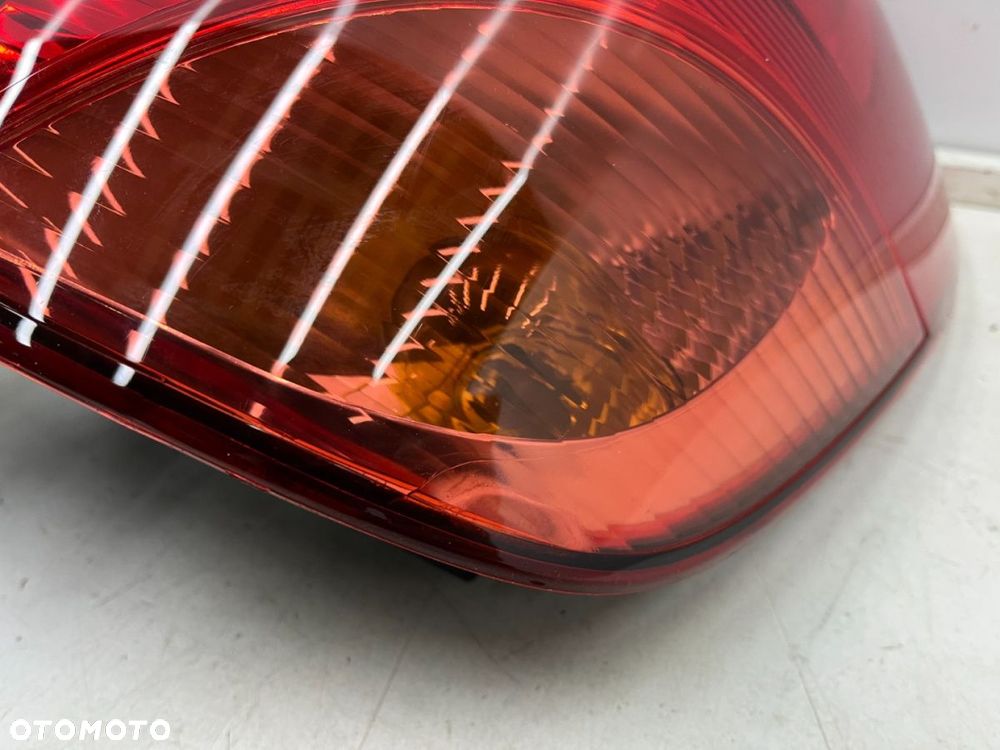 Lampa Toyota Corolla Verso I E12 01-04r. prawa tylna w błotnik oryginalna prawy tył - 12