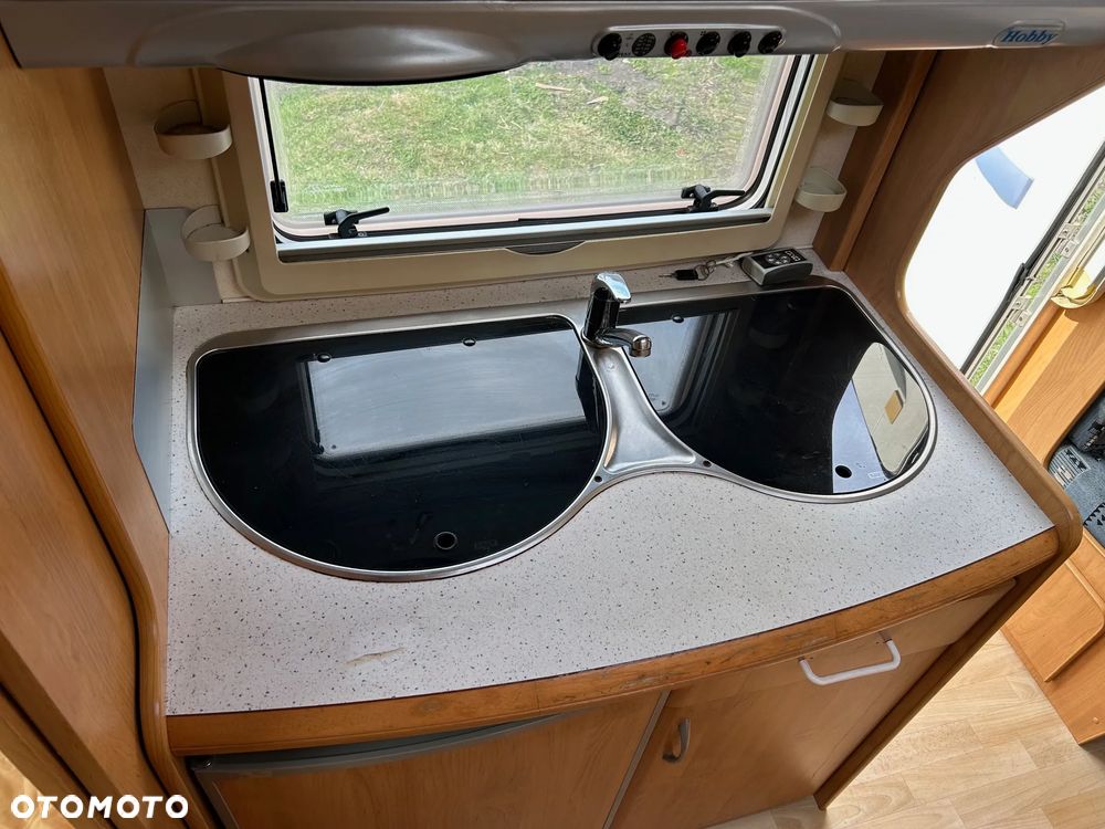Hobby 495 zadbana z przedsionkiem i napędem - 13