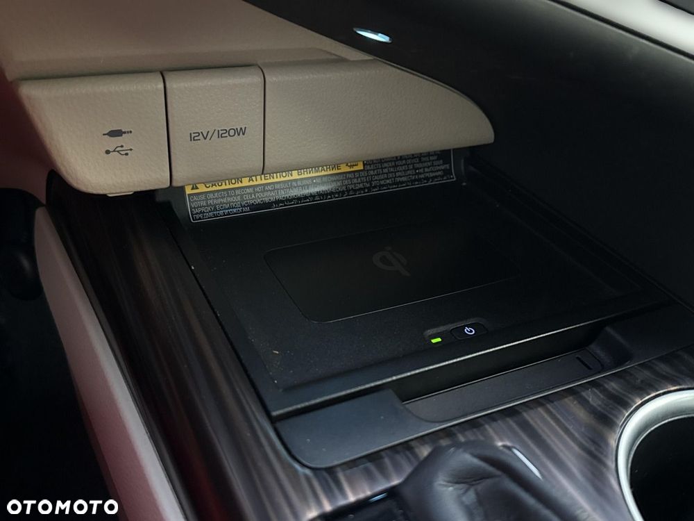 Toyota Camry 2.5 Hybrid Executive CVT - 24