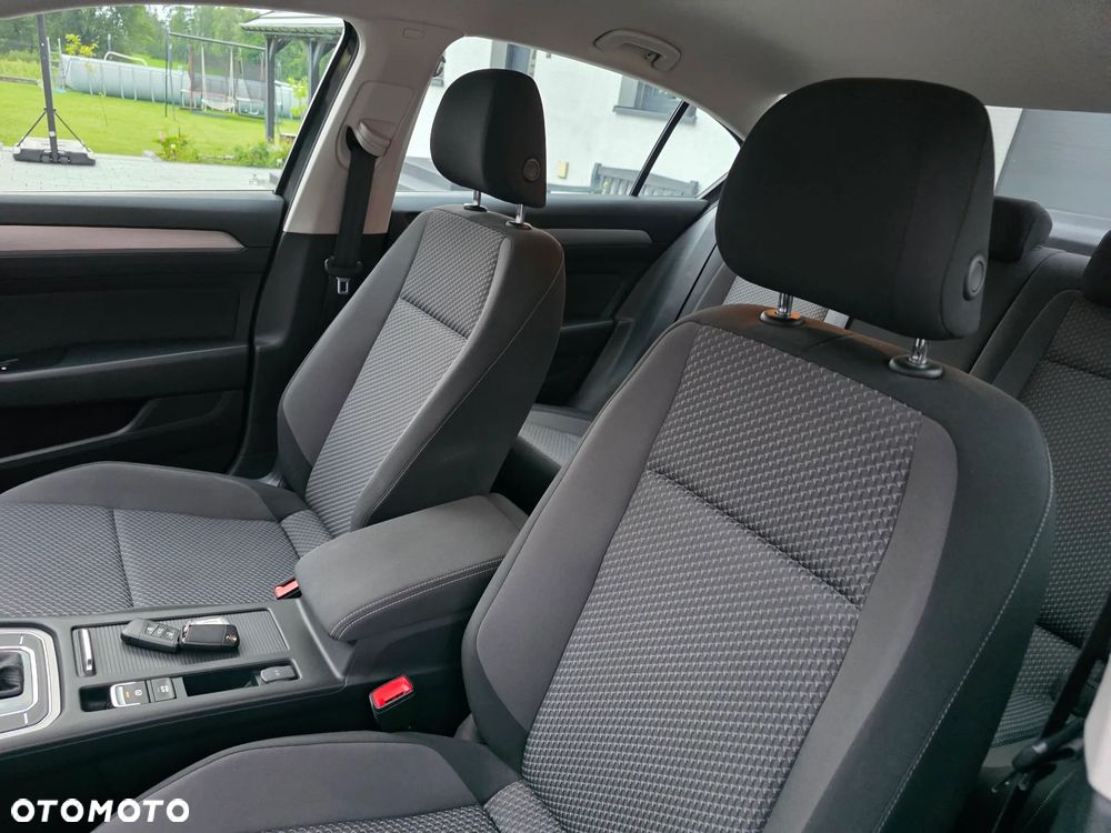 Volkswagen Passat - 16