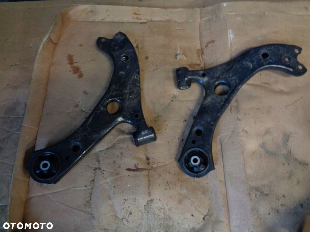 toyota corolla e21 wahacz lewy prawy
