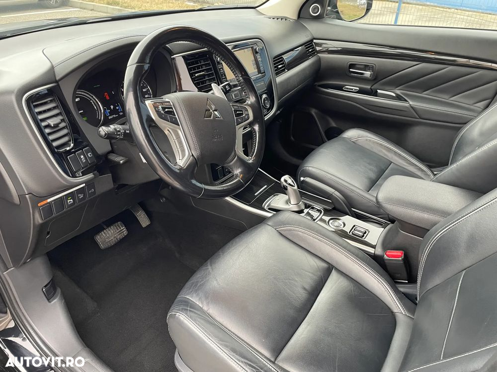 Mitsubishi Outlander 2.0 4WD Plug-In Hybrid Top - 3