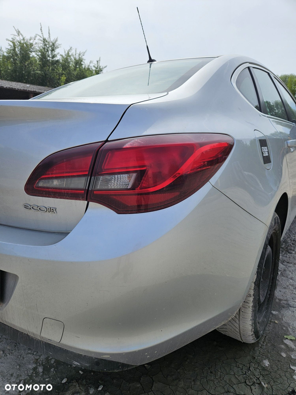 Opel Astra J sedan zderzak tył tylny zderzak pdc z176