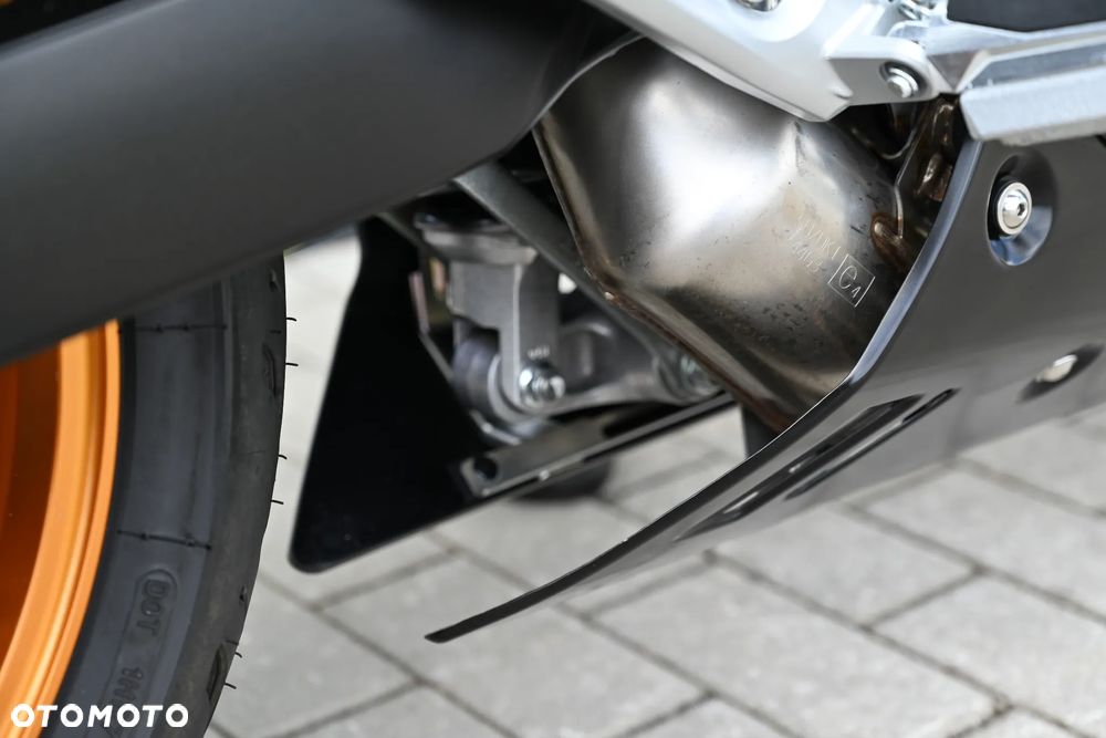 Suzuki GSR - 38