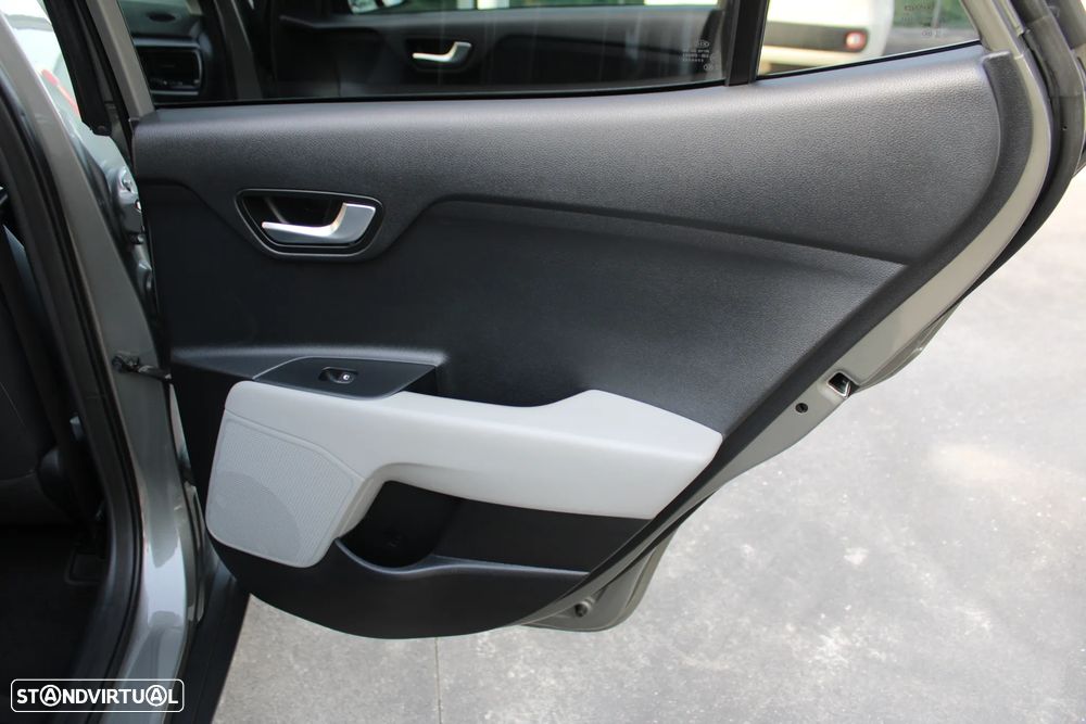 Kia Stonic 1.6 CRDi Easy - 47