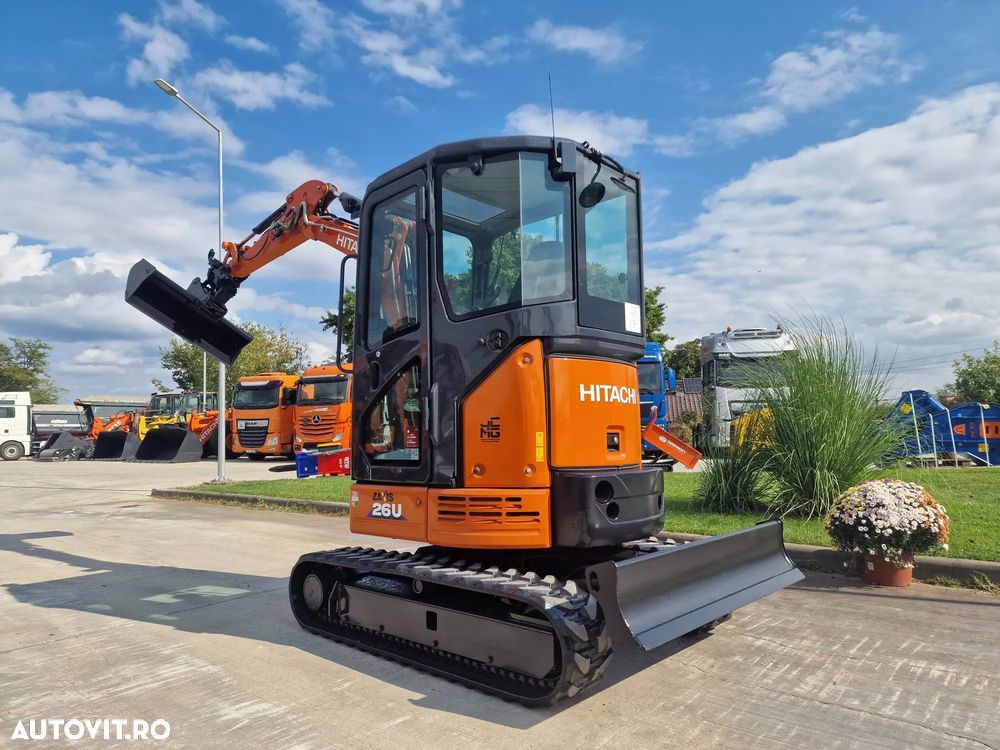 Hitachi 2,7t, CUPLA RAPIDA cu INCLINARE CUPE, 2021, 627h, cupe 400mm, 600mm, taluz NOI, senile 80% bune, inst picon, latime 1,5m, Ad sapare 3m, ridica 1,5t, motor 21CP, Produs in JAPONIA, posiblitate leasing 4 ani, CA NOU-PROMOTIE 32.900 EUR+Tva - 1