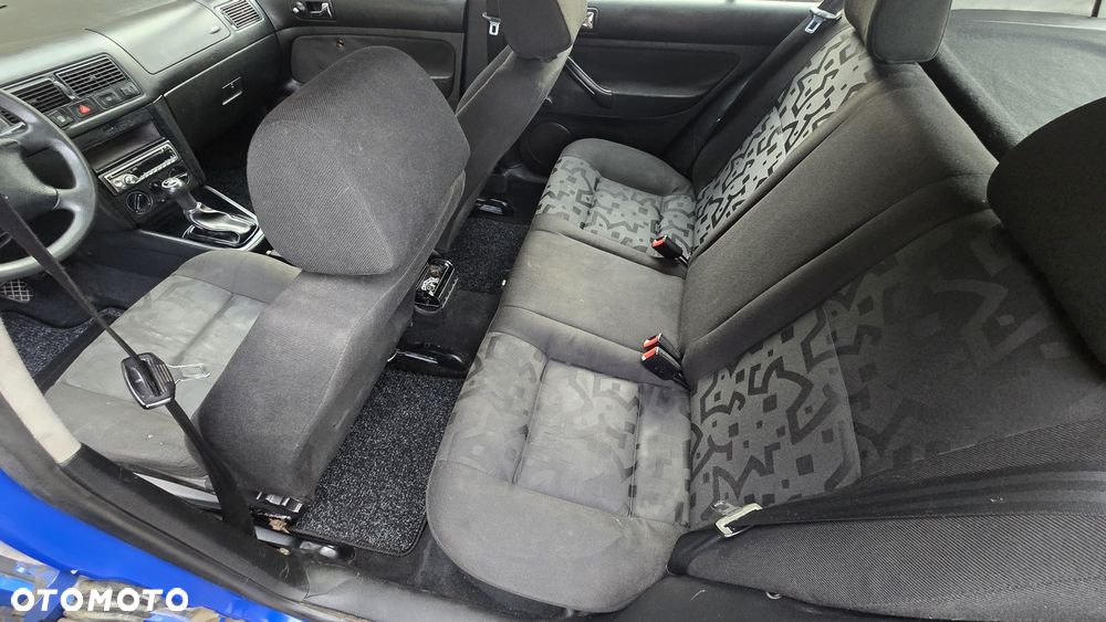 Volkswagen Golf - 6