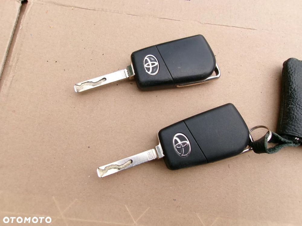 KLUCZYK TOYOTA AVENSIS T27 RAV-4 VERSO AURIS - 2
