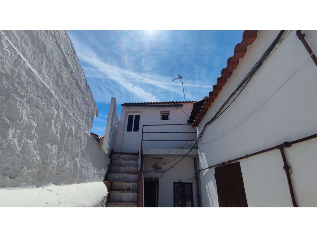 Moradia com grande área no centro de Bencatel - potencial para habi... - Grande imagem: 3/38