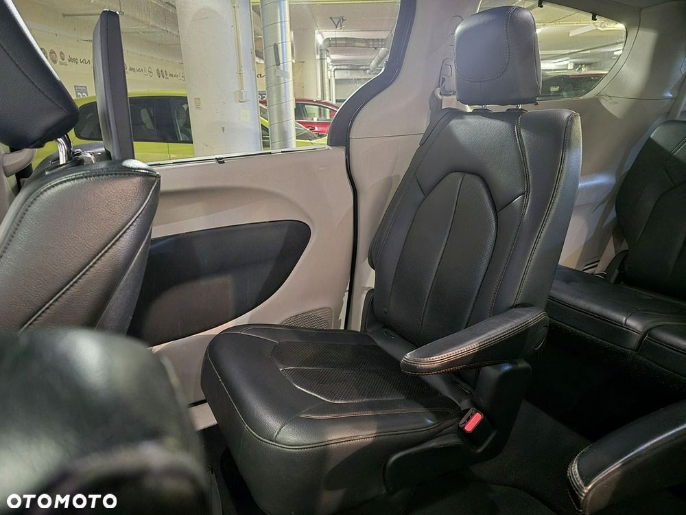Chrysler Pacifica - 20