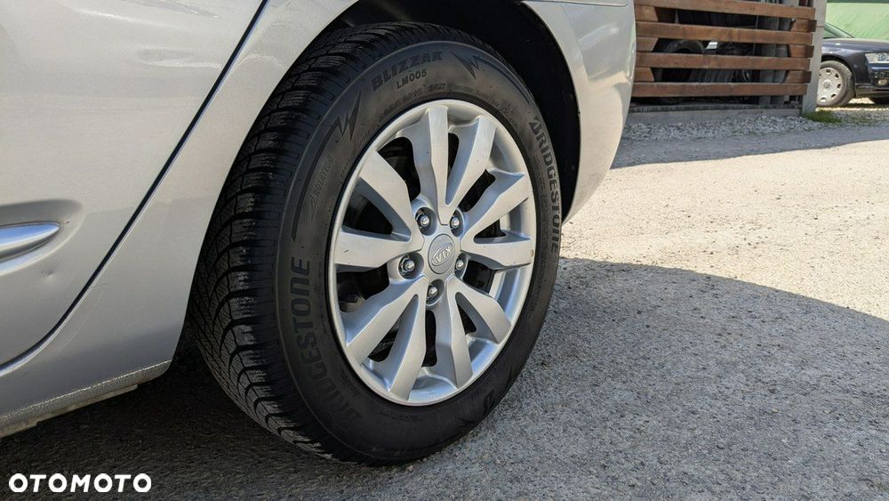 Kia Carens - 36