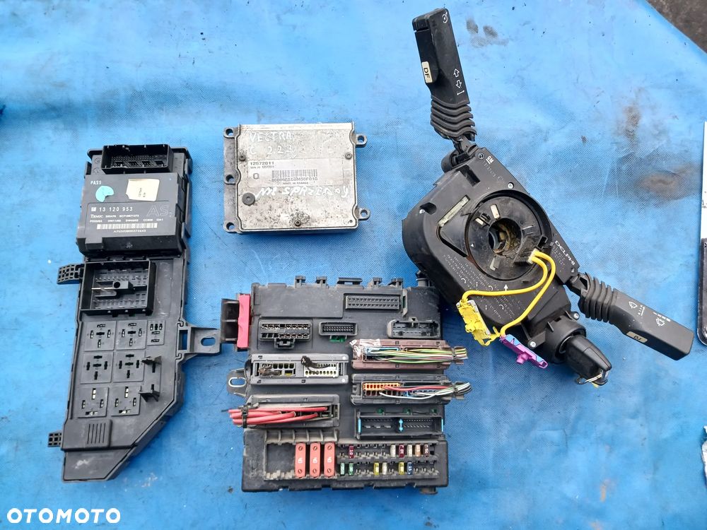 Opel Vectra C 2.2 Benzyna Z22SE 16v 147KM Zestaw startowy silnika do odpalenia Sterownik silnika 12572011 ECU  86000AD0M50FD1G stacyjka moduł CIM komfortu KOMPLET DO ODPALENIA - 1