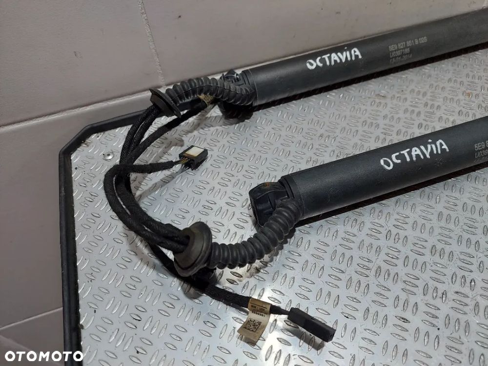 SIŁOWNIK KLAPY BAGAŻNIKA ELEKTRYCZNY LEWY, PRAWY SKODA OCTAVIA III R2014 NR 5E9827851B, 5E9827852B - 4