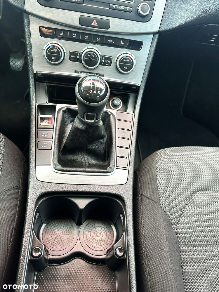 Volkswagen Passat Variant 2.0 Blue TDI SCR Comfortline - 23