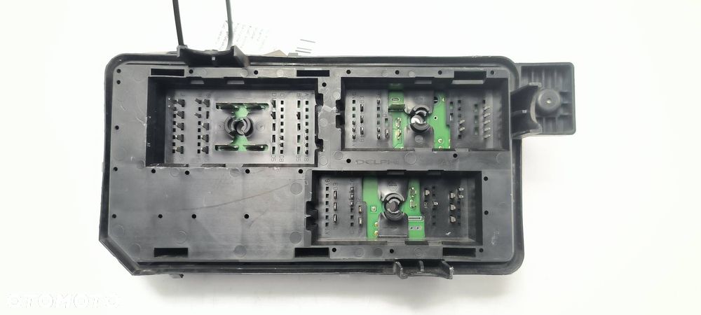 SKRZYNKA BEZPIECZNIKÓW CADILLAC DTS 25850935 - 2