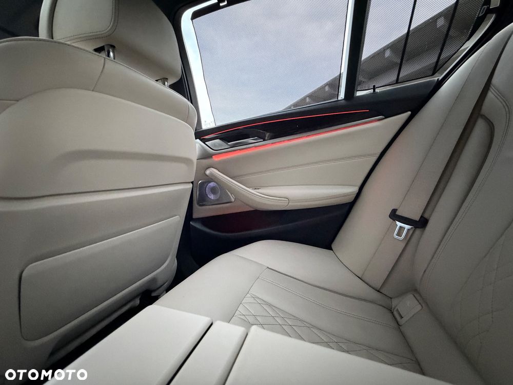 BMW Seria 5 M550i xDrive - 6