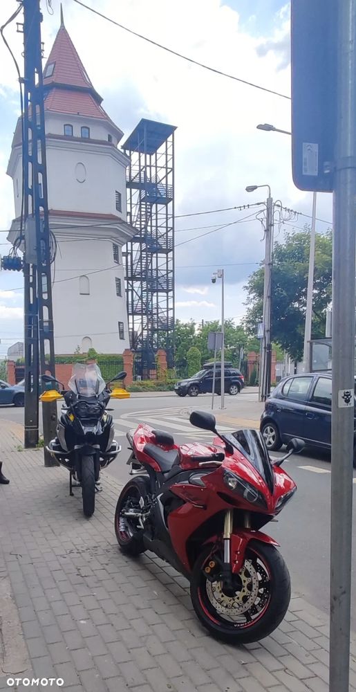 Yamaha R1 - 25