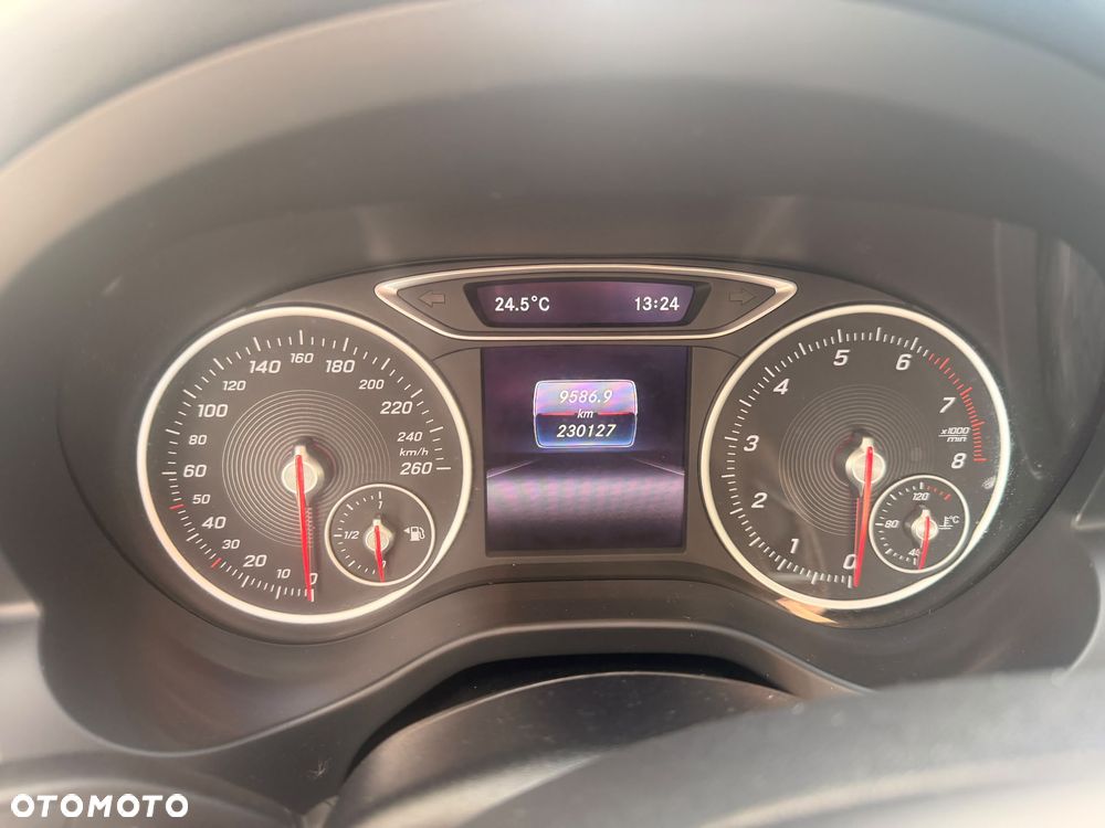 Mercedes-Benz GLA 180 Urban - 12