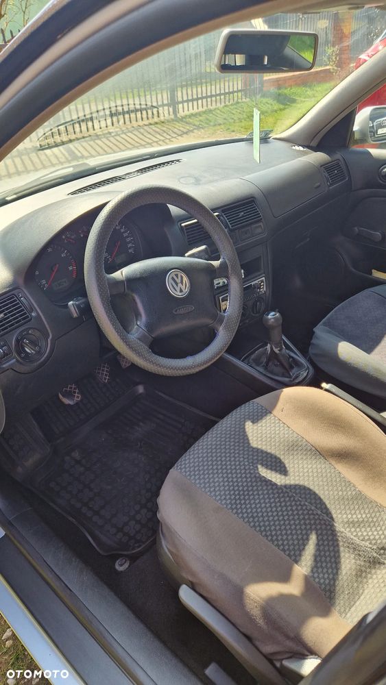 Volkswagen Golf 1.9 TDI Q - 6