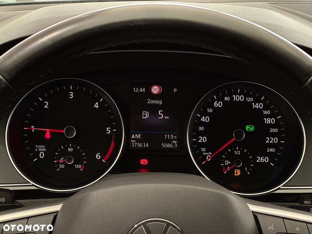 Volkswagen Passat - 16