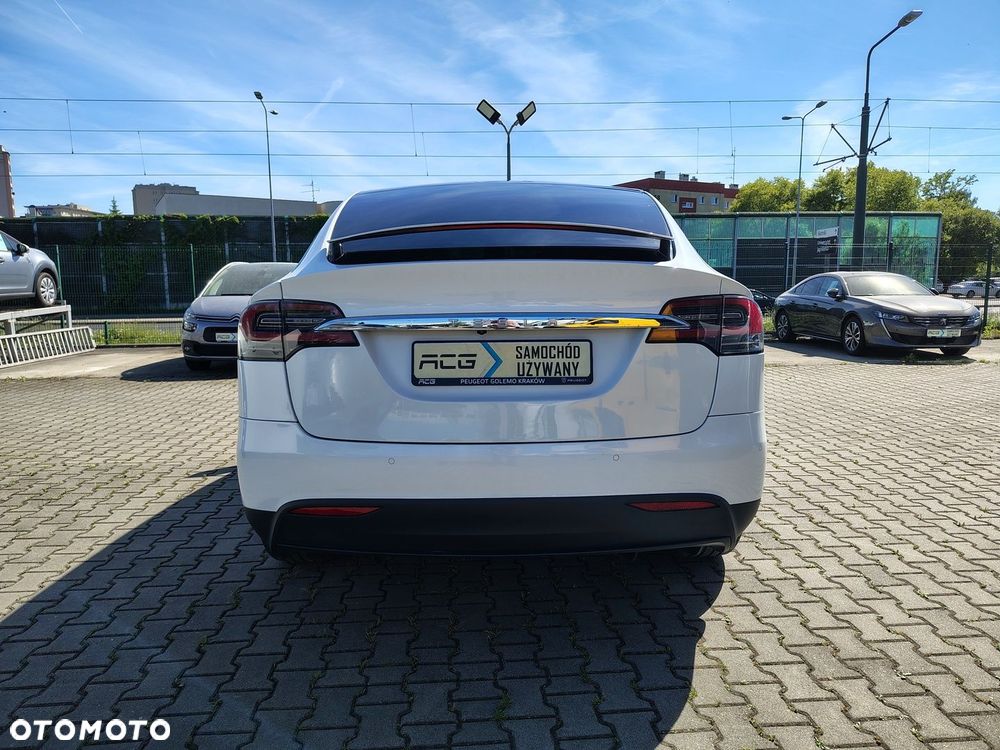 Tesla Model X - 7