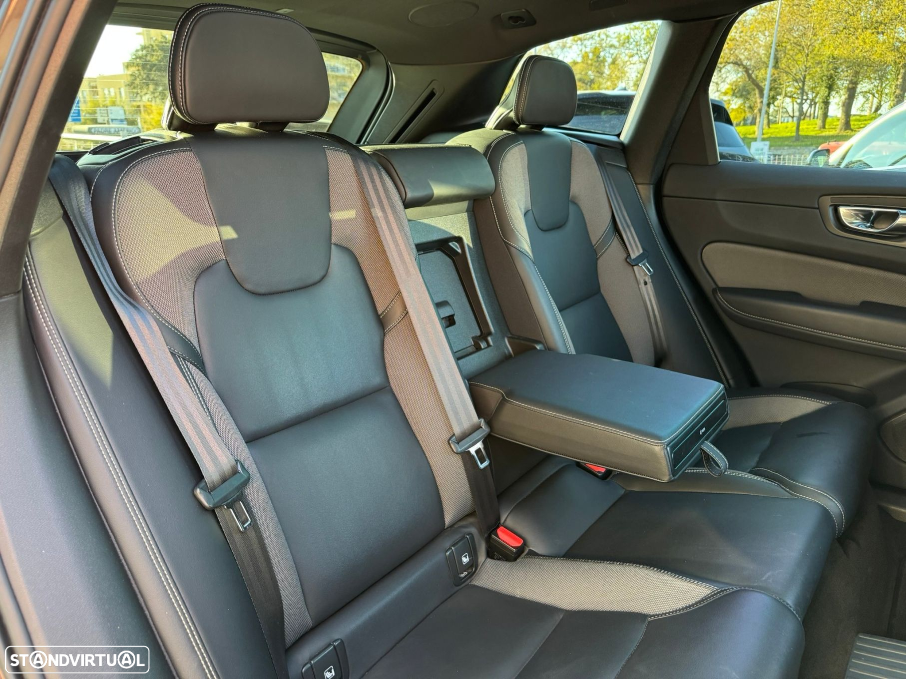 Volvo XC 60 2.0 T6 PHEV R-Design AWD - 26