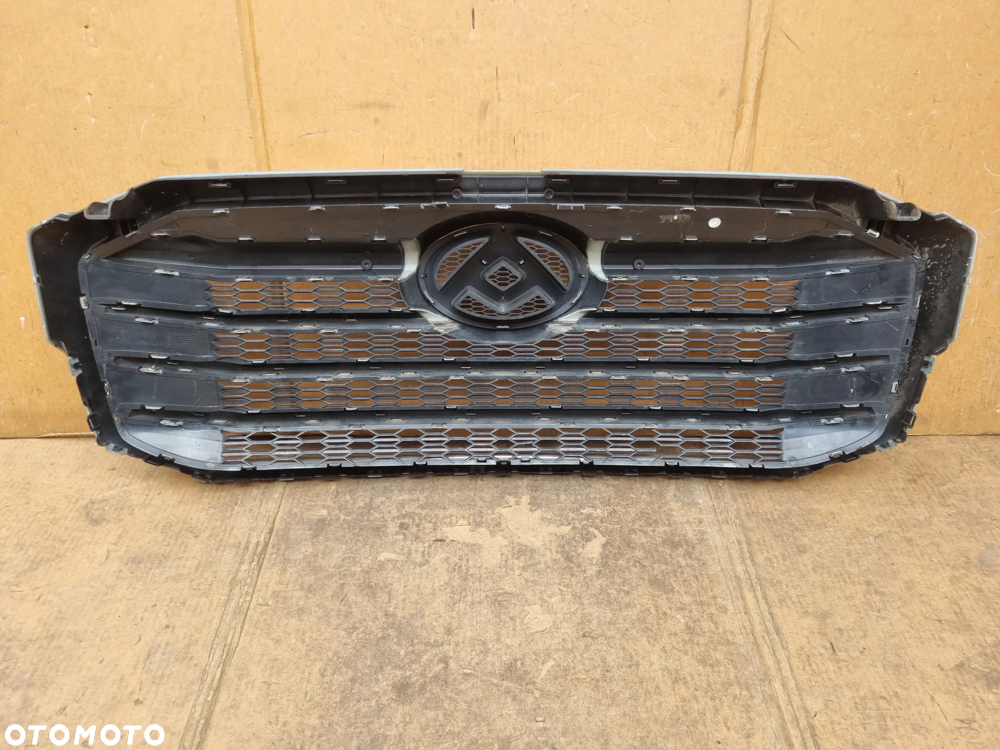 MAXUS DELIVER 9 ATRAPA GRILL - 4