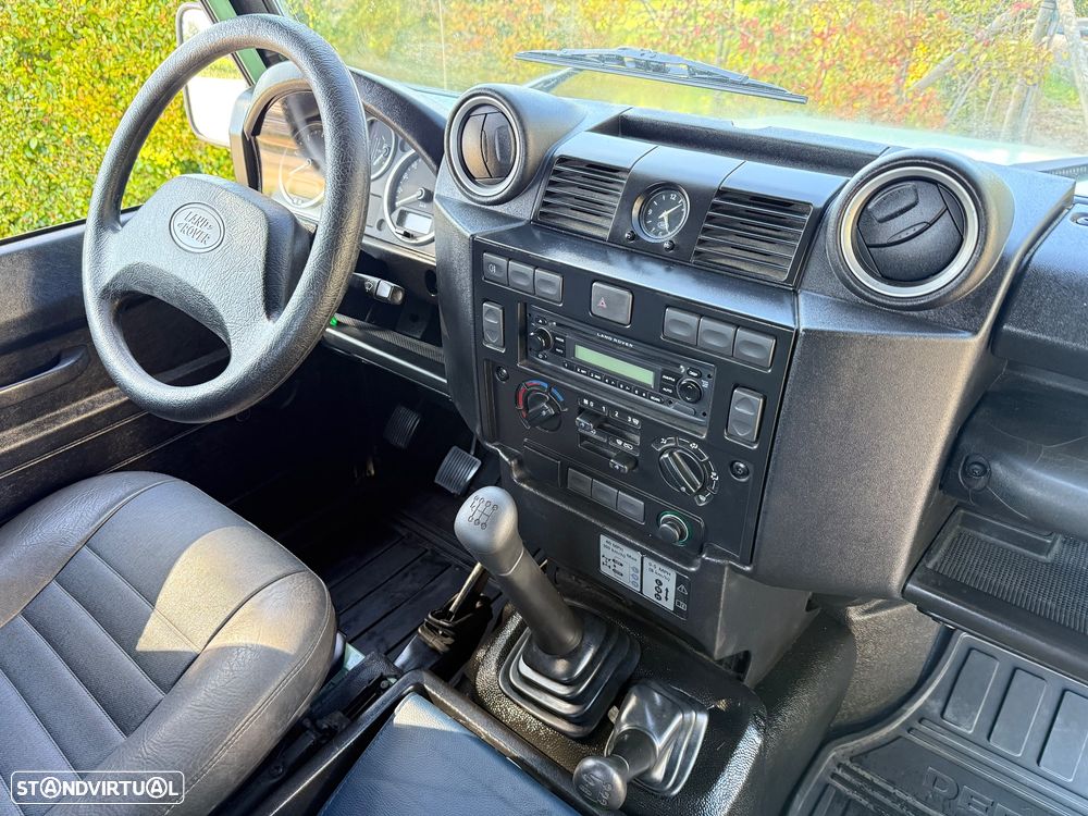 Land Rover Defender 90 2.4 CRD E - 17