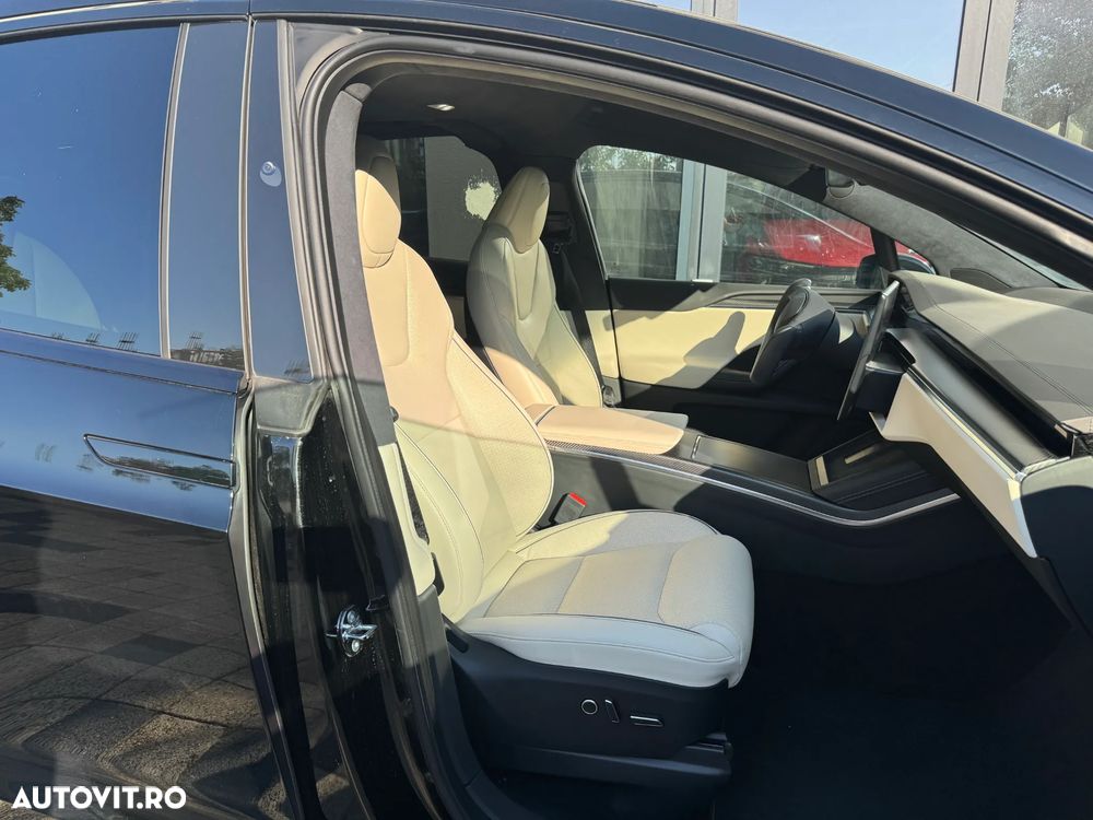 Tesla Model X Plaid - 17