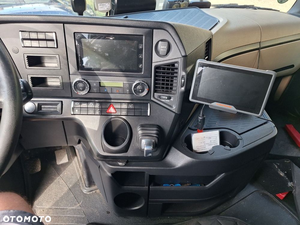 Versalift Actros 1845 - 17