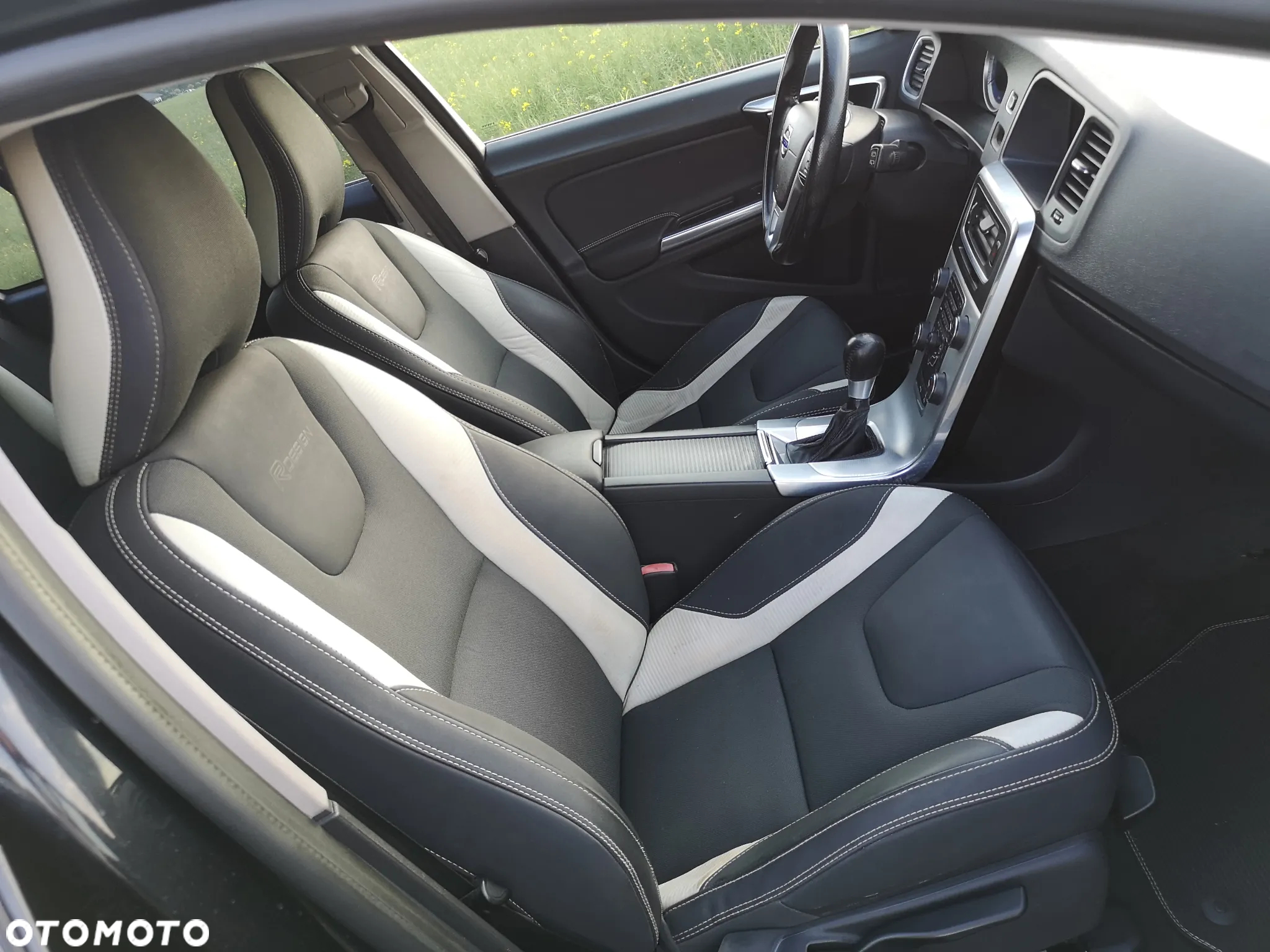 Volvo V60 T3 R-Design - 6