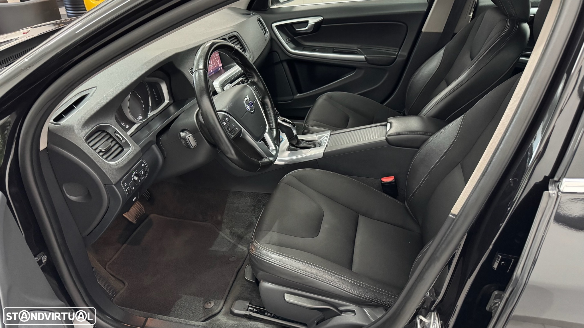 Volvo V60 2.4 D6 R-Design AWD Phev - 10